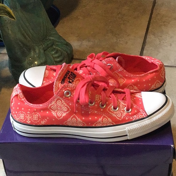 Converse Shoes - Women’s Coral Converse size 9